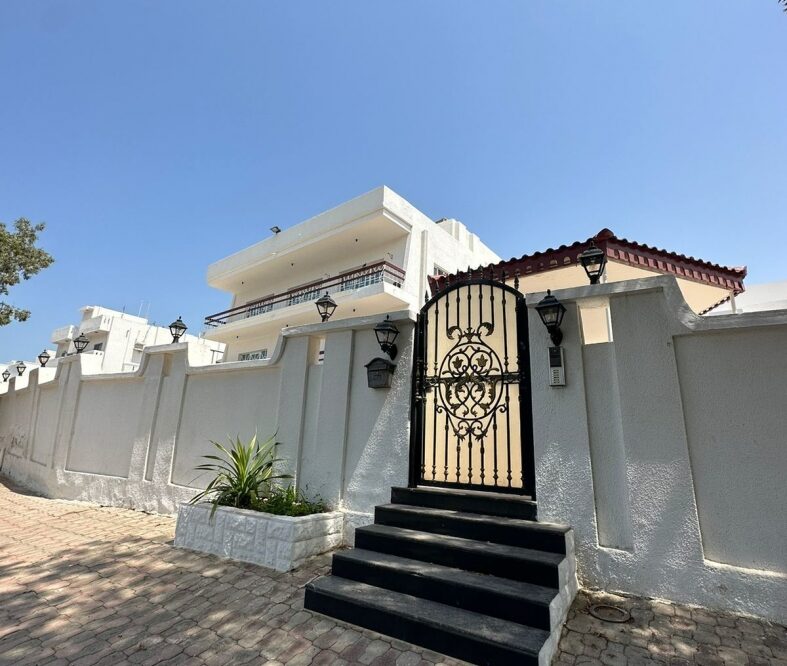 Luxury Furnished Apartment 3BHK for Rent in Shatti Al Qurum